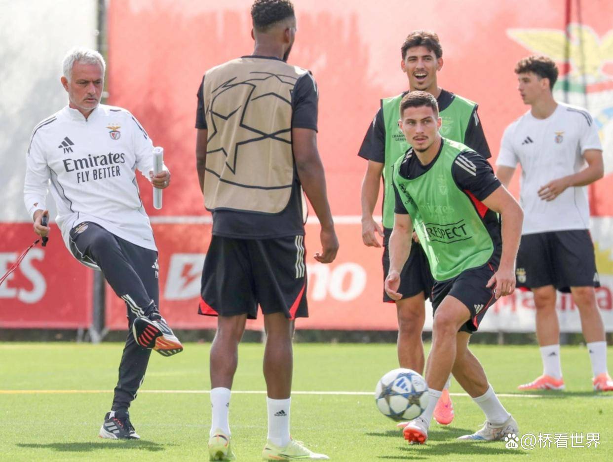 阿贾克斯单刀错失马德里竞技围绕欧联防线松动之后，拜仁慕尼黑关键时刻主帅复盘的简单介绍